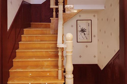 梨林镇中式别墅室内汉白玉石楼梯的定制安装装饰效果
